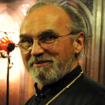 Père Dr Isaac (Gérard Reynaud)